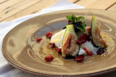 Ensalada de higos, requesón y bacalao ahumado