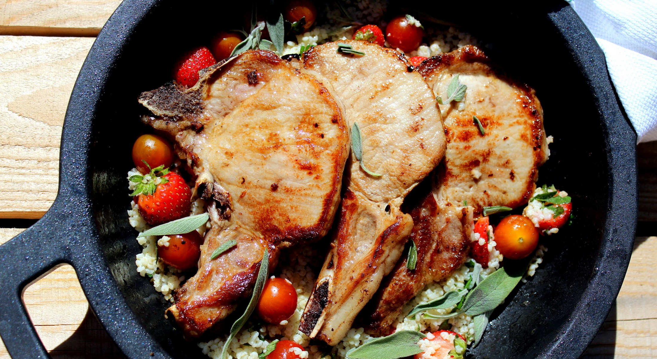 Chuletas de cerdo a la plancha con ensalada, color y sabor