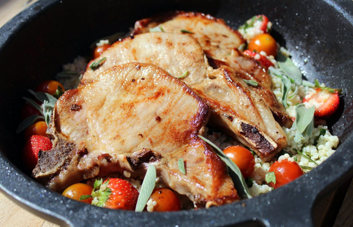 Chuletas de cerdo con ensalada de mijo