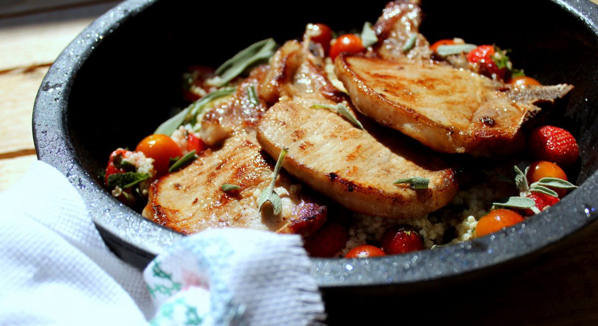 Chuletas de cerdo con ensalada de mijo