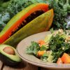 Ensalada de Kale, papaya y aguacate con vinagreta de piñones