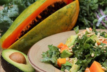 Ensalada de Kale, papaya y aguacate con vinagreta de piñones