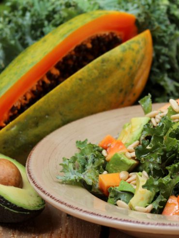 Ensalada de Kale, papaya y aguacate con vinagreta de piñones