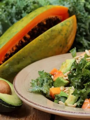 Ensalada de Kale, papaya y aguacate con vinagreta de piñones