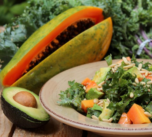 Ensalada de Kale, papaya y aguacate con vinagreta de piñones