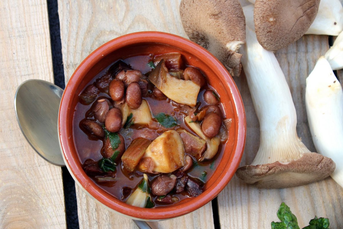 Alubias pintas con jamón ibérico y setas de cardo