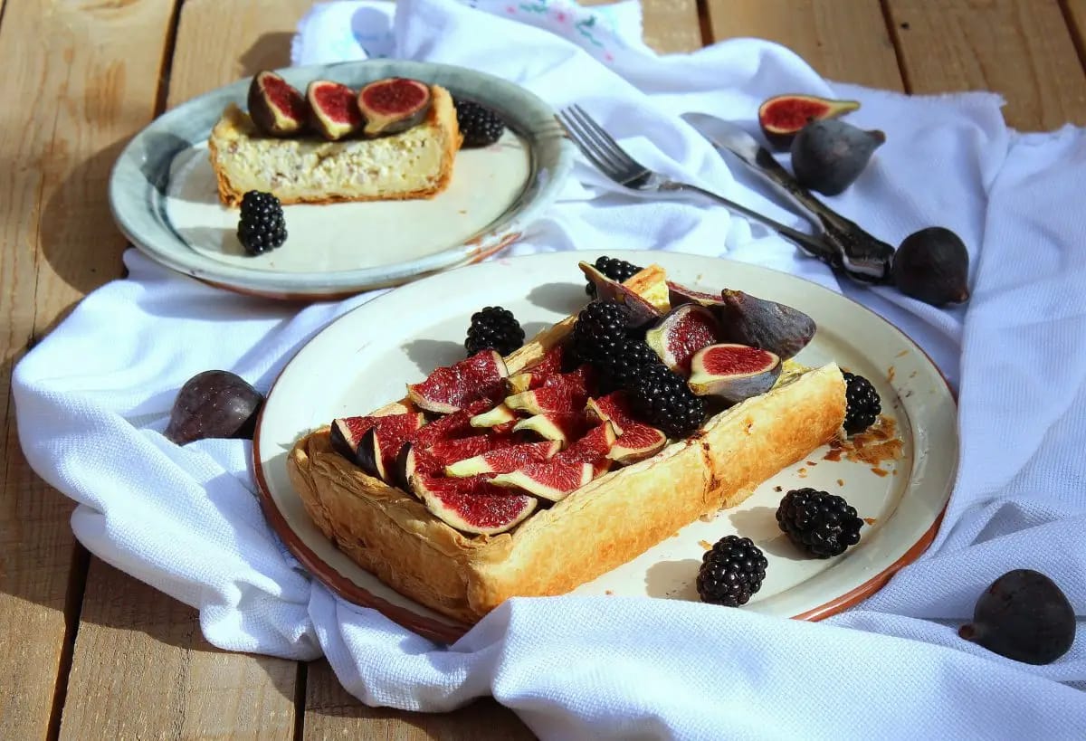 pastel-de-requeson-con-jamon-iberico-brevas-y-moras-1 Tarta salada de requesón y jamón ibérico