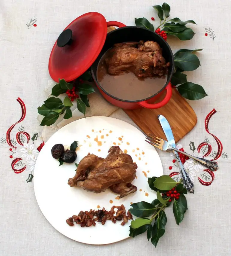 Picantones guisados con dátiles y ciruelas - Receta de Navidad