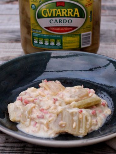 Cardo con salsa de piñones y jamón ibérico