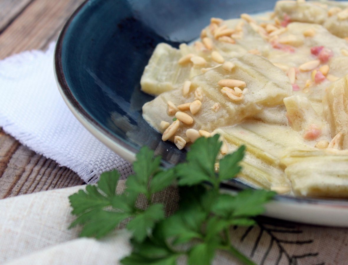 Cardo con salsa de piñones y jamón ibérico