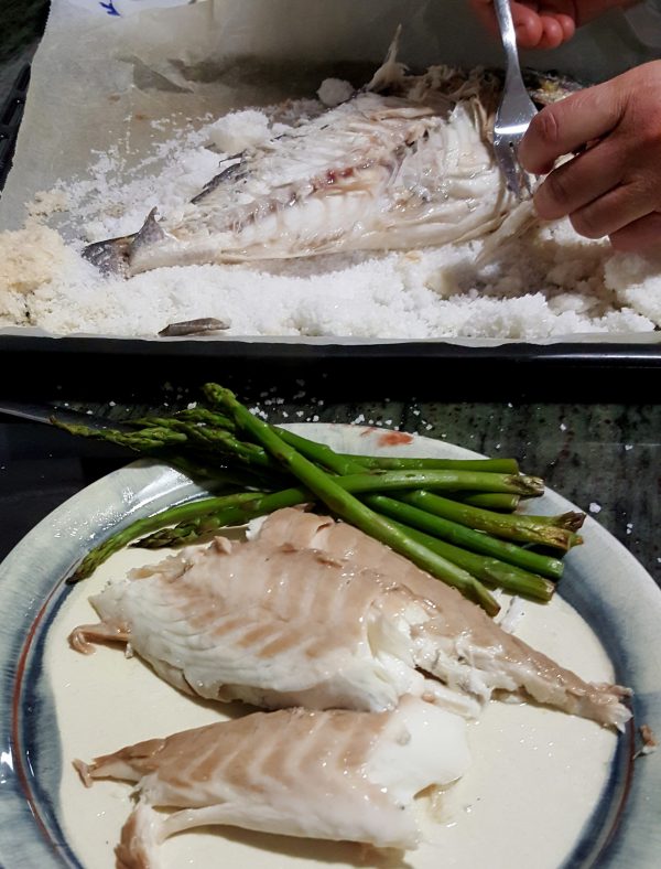 Servimos y degustamos nuestra Dorada a la sal acompañada con la guarnición que más te apetezca. Por ejemplo unos espárragos trigueros a la plancha, unas verduritas salteadas, unas patatas que podemos hacer al horno a la vez que el pescado, etc.