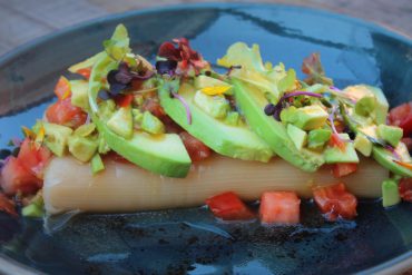 Ensalada de puerros, tomate y aguacate con vinagreta de miel