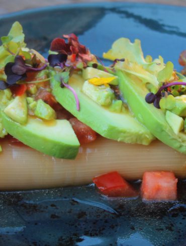 Ensalada de puerros, tomate y aguacate con vinagreta de miel