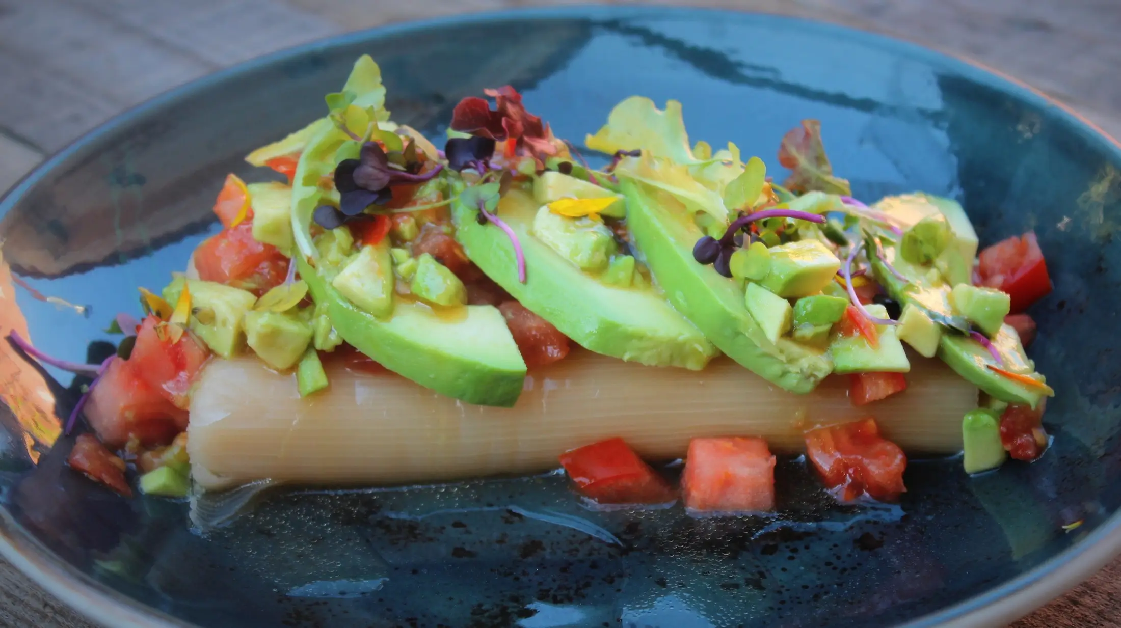Ensalada de puerros, tomate y aguacate con vinagreta de miel