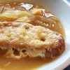 Sopa de cebolla, receta tradicional de la cocina francesa gratinada