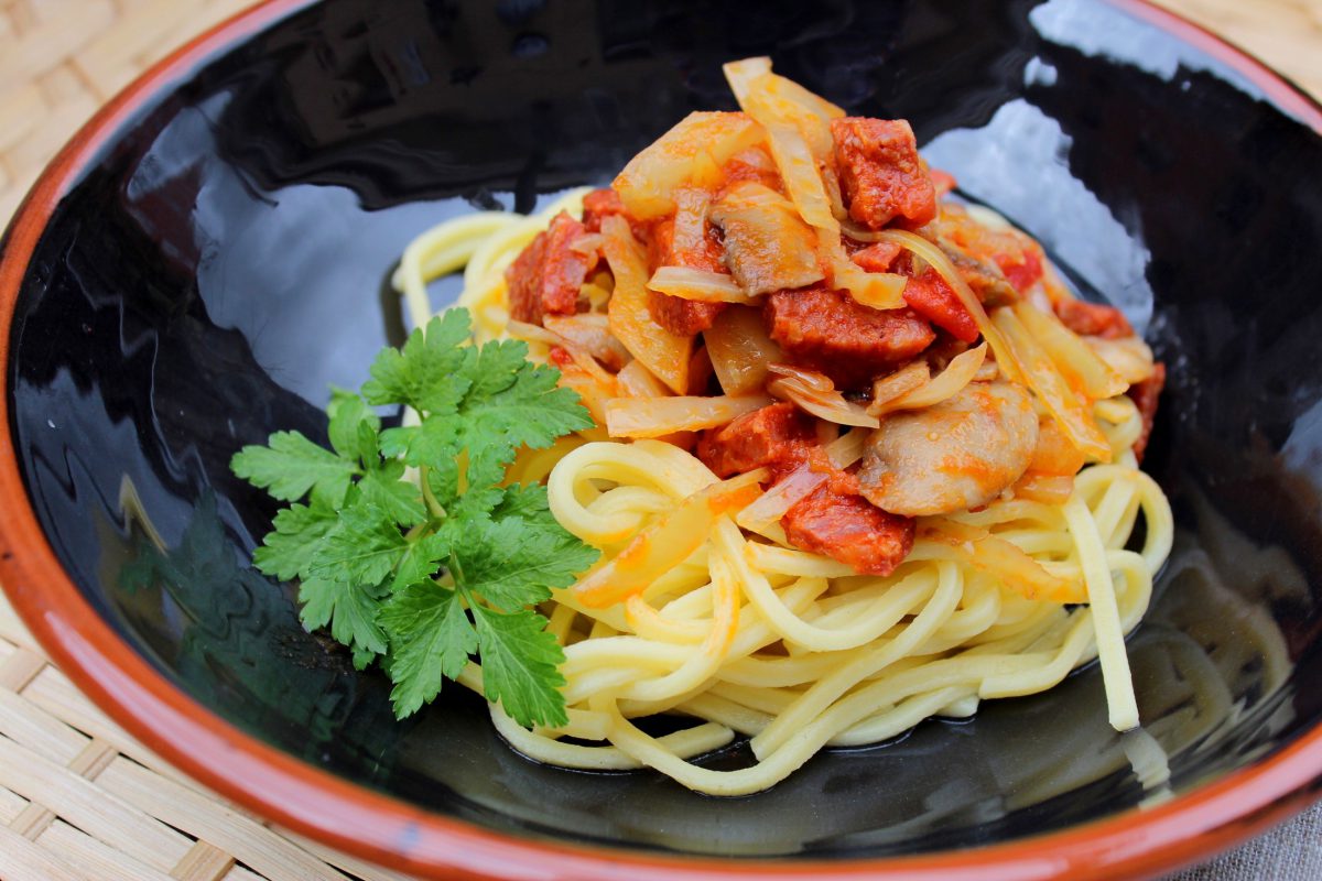 Espaguetis con chorizos y champiñones