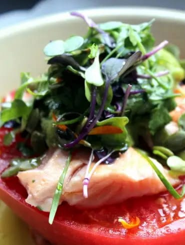 Tomate con salmón y aguacate 4