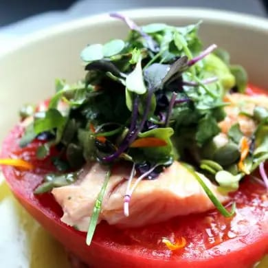 Tomate con salmón y aguacate 4