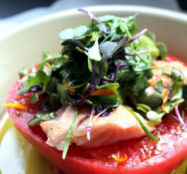 Tomate con salmón y guacamole