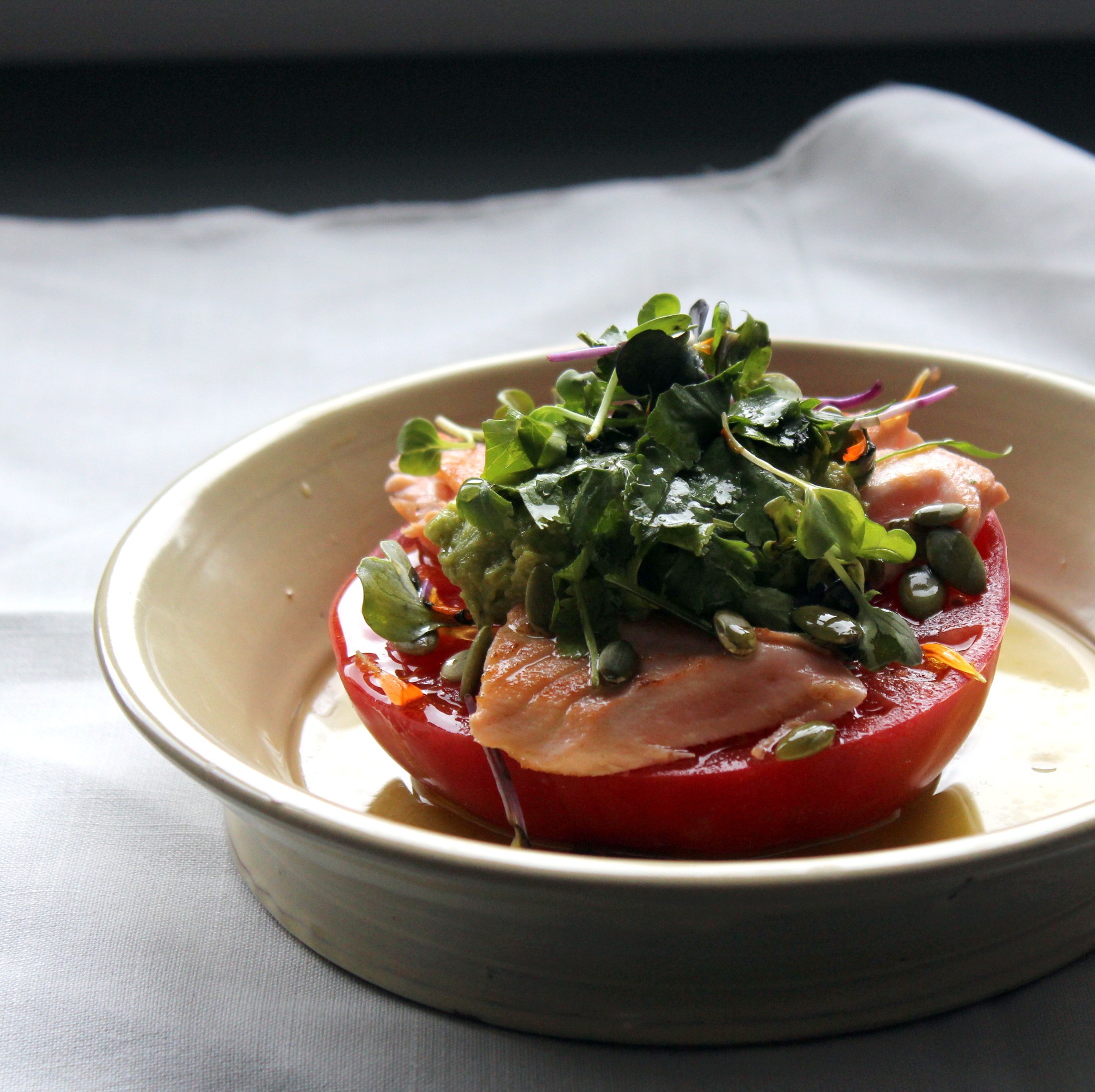 Tomate con salmón y aguacate 2