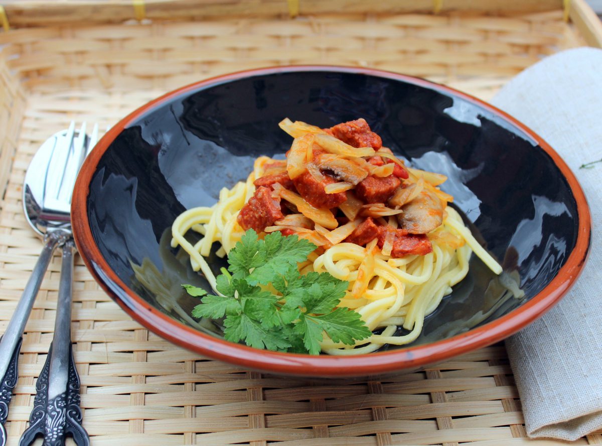 Espaguetis con chorizos y champiñones