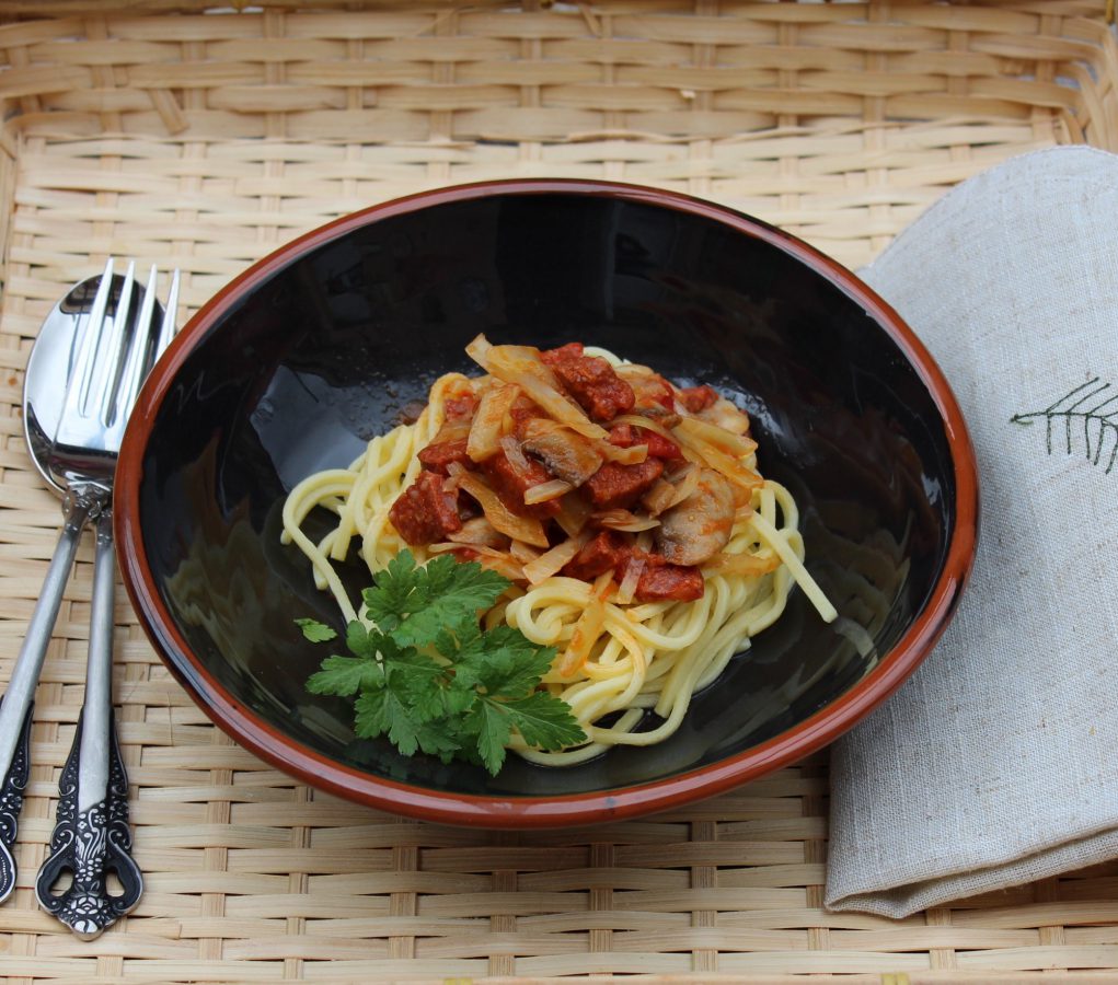 Espaguetis con chorizos y champiñones