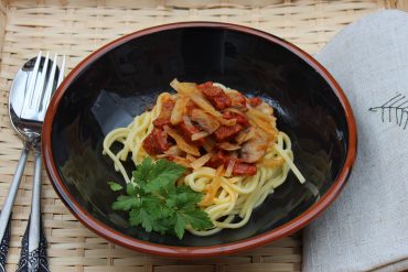 Espaguetis con chorizos y champiñones