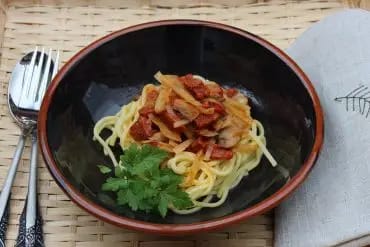 Espaguetis con chorizos y champiñones