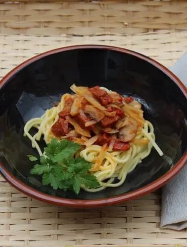 Espaguetis con chorizos y champiñones