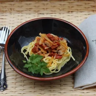 Espaguetis con chorizos y champiñones