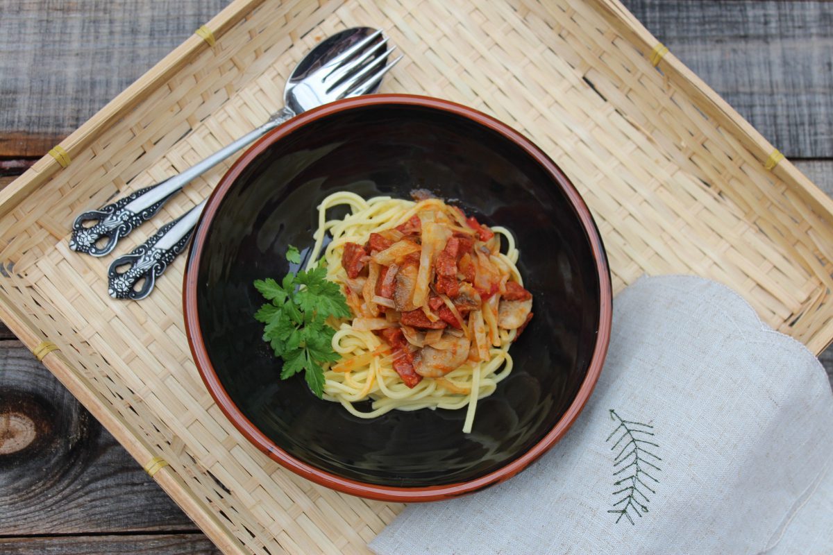 Espaguetis con chorizos y champiñones