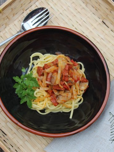 Espaguetis con chorizos y champiñones