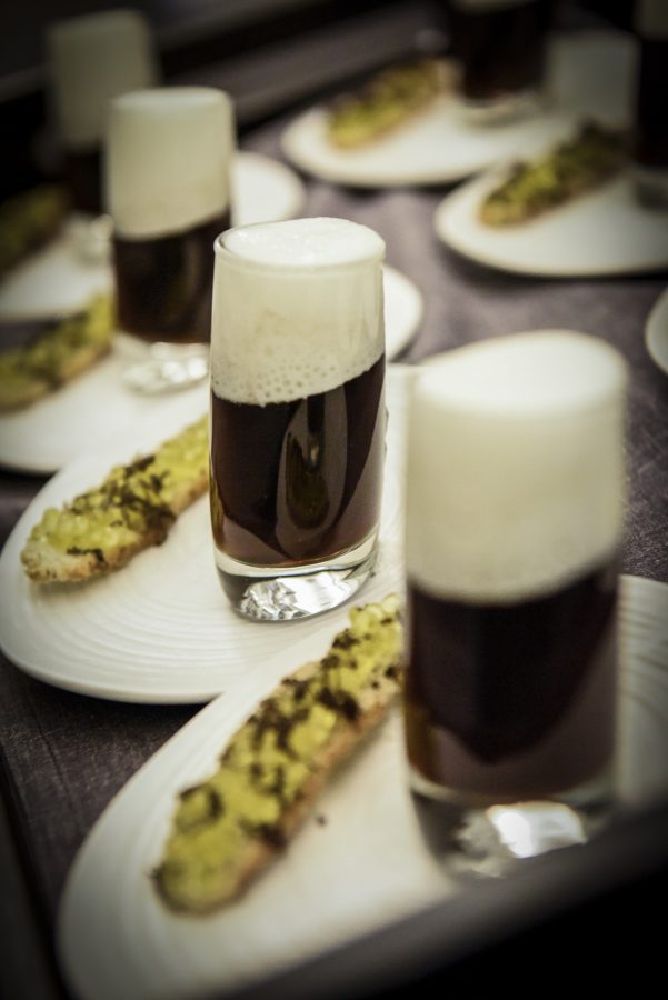 Guiness de setas con tosta de trufa La Trufería y Caviaroli de arbequina