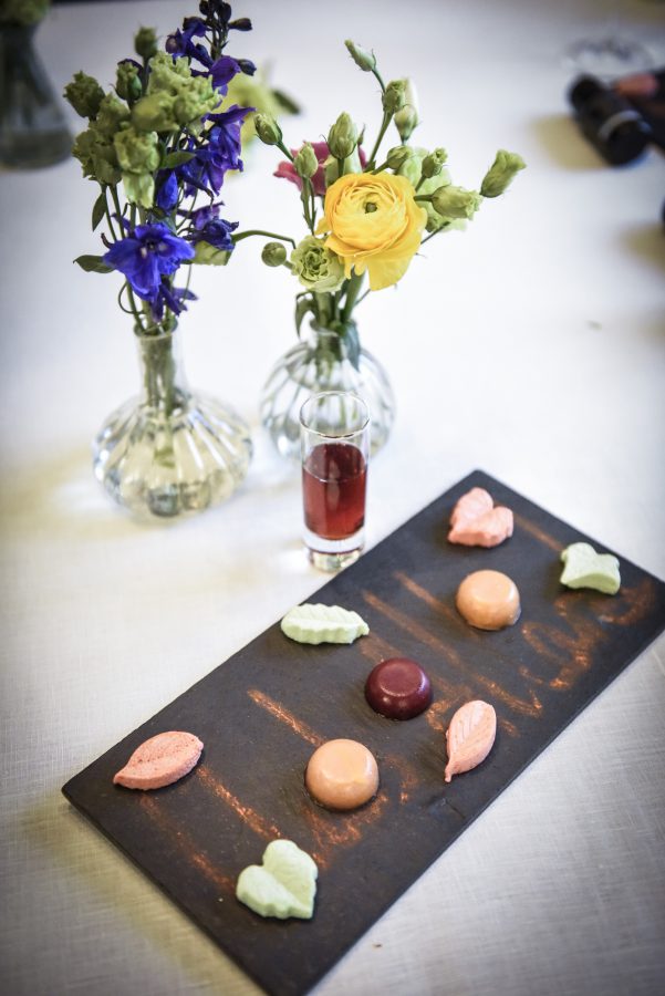 Petits Fours (golosinas de Lorusso y nube de alma Teas rooibos y té verde) y shot de Pacharán Baines Oro