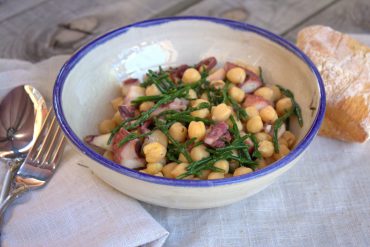 Ensalada de garbanzos con pulpo y salicornia