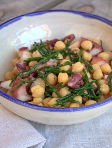 Ensalada de garbanzos con pulpo y salicornia