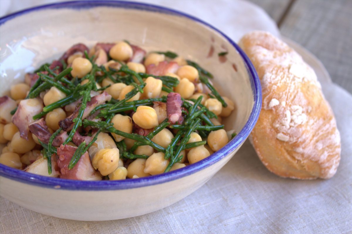 Ensalada de garbanzos con pulpo y salicornia