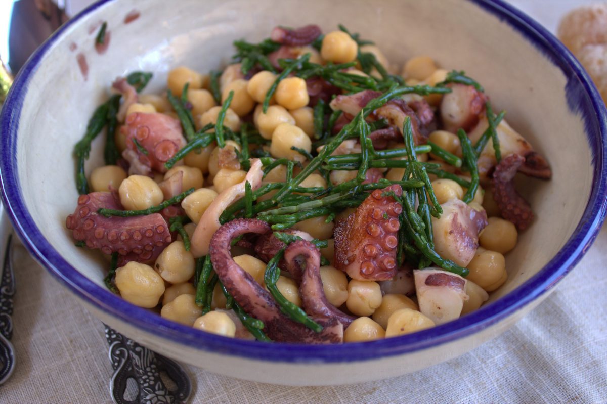 Ensalada de garbanzos con pulpo y salicornia