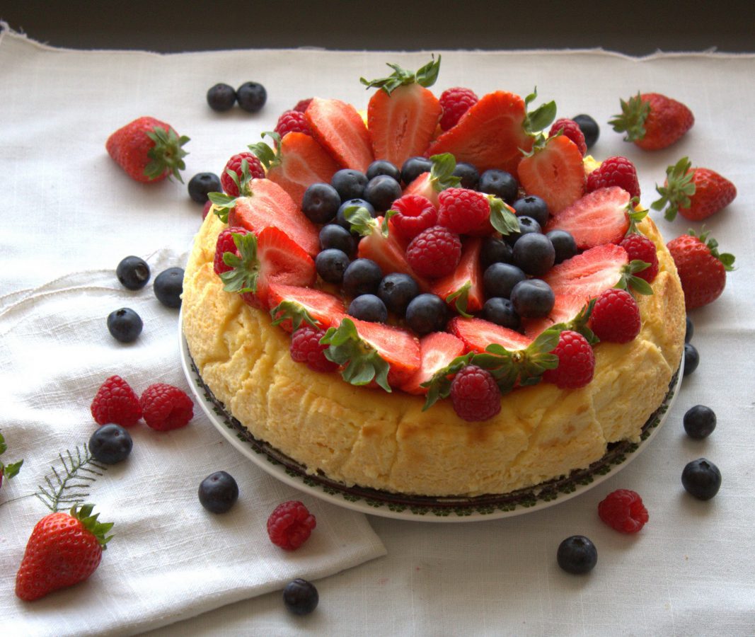 Tarta de queso cremosa con frutos rojos