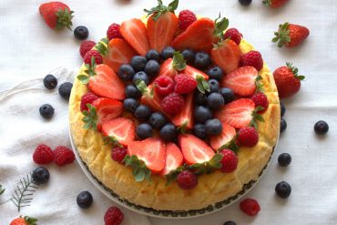 Tarta de queso cremosa con frutos rojos