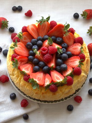 Tarta de queso cremosa con frutos rojos