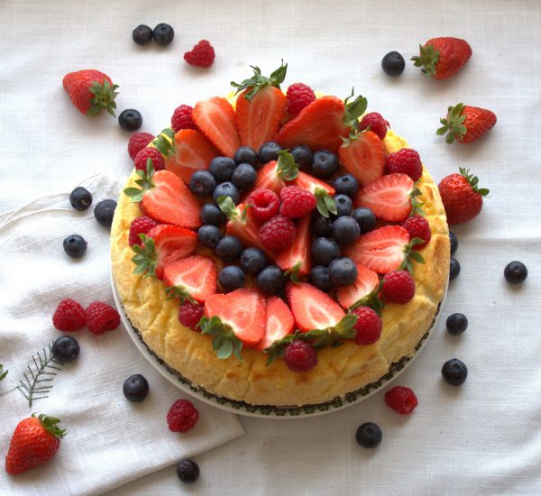 Tarta de queso cremosa con frutos rojos