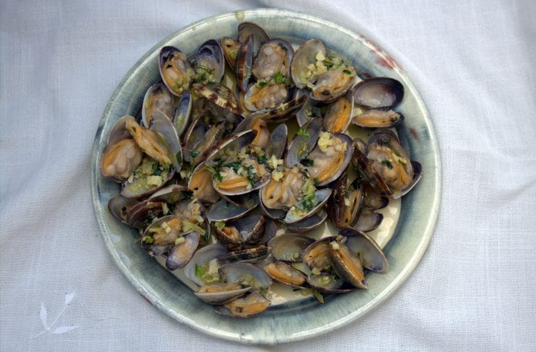 almejas al ajillo