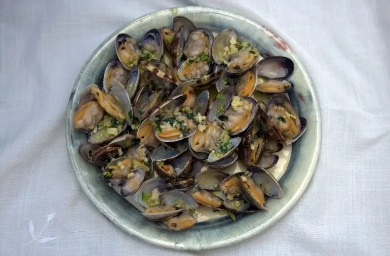 almejas al ajillo