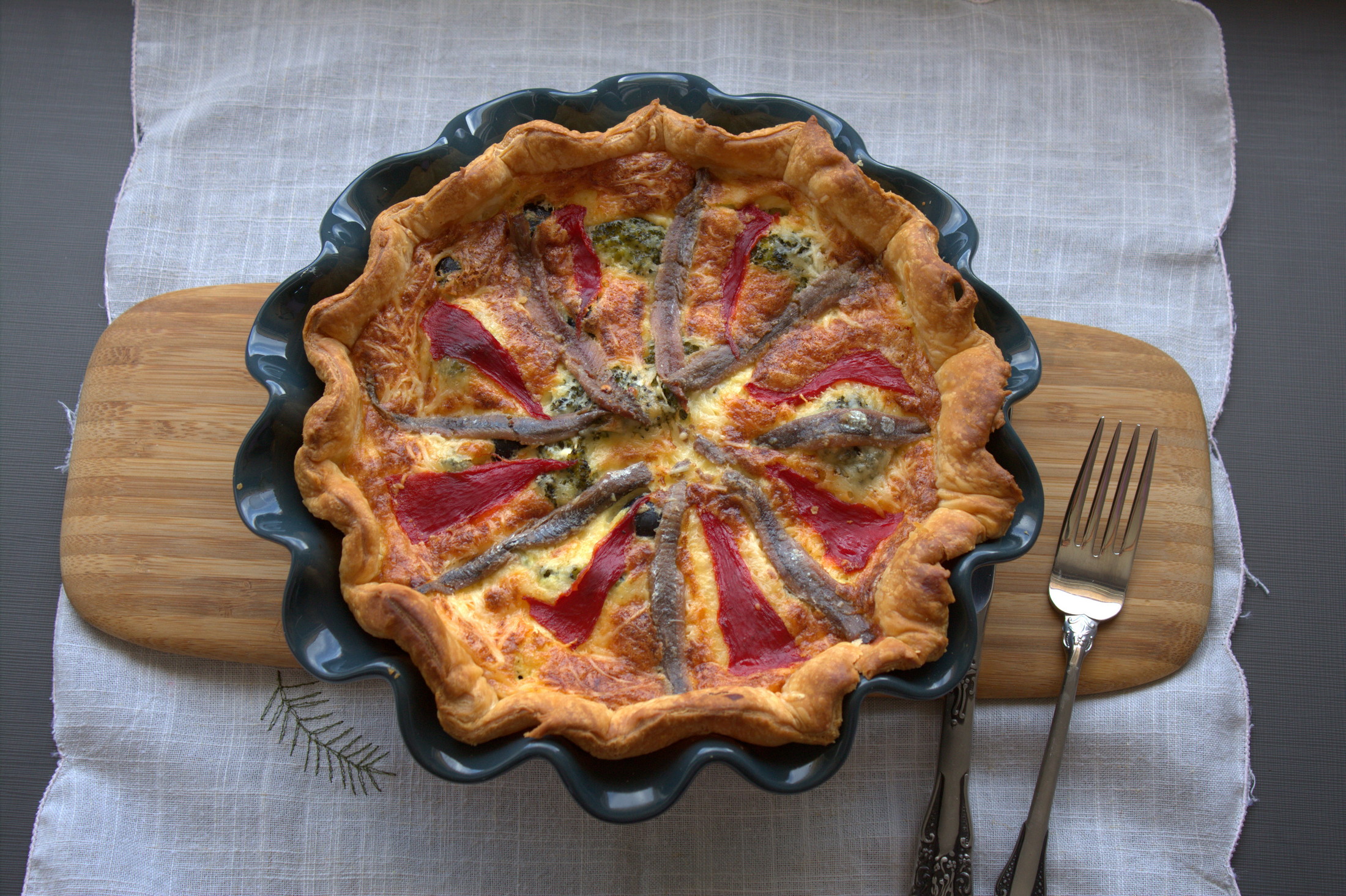 Quiché de Brócoli, pimientos del piquillo y anchoas