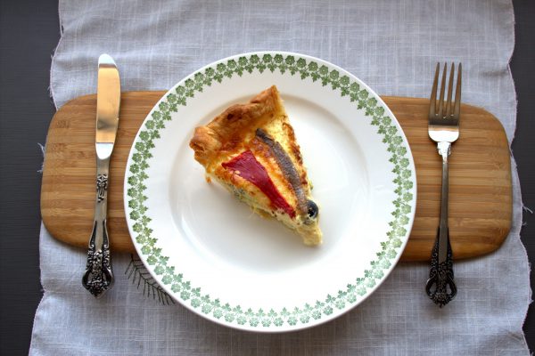 Apagamos el horno, abrimos la puerta de este y dejamos templar el quiche en su interior.