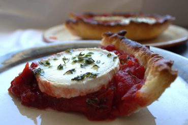 Tarta de tomates y queso de cabra al horno