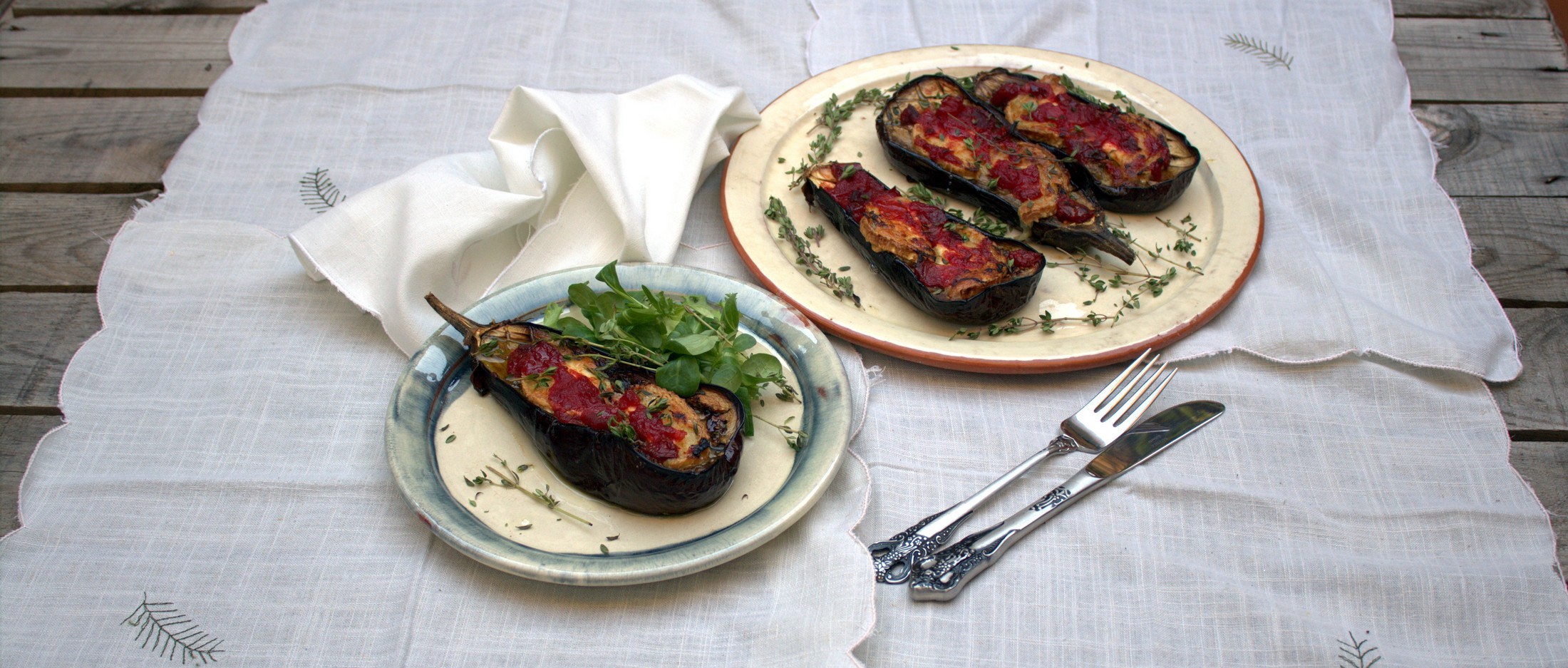 Berenjenas al horno con queso de cabra y tomate confitado