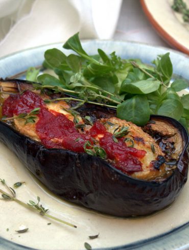 Berenjenas al horno con queso de cabra y tomate confitado