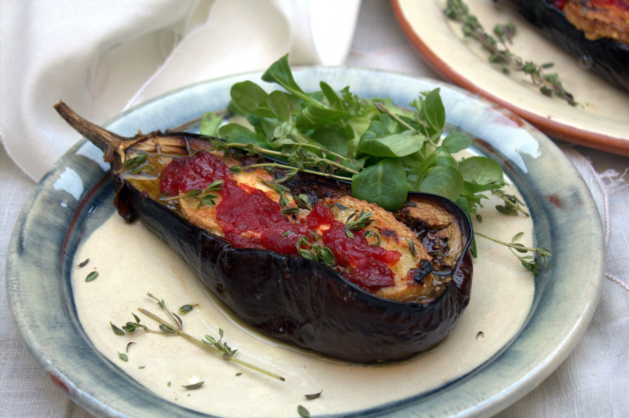 Berenjenas al horno con queso de cabra y tomate confitado